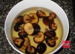 香菇扒小白菜的做法图解1