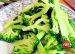 鲮鱼炒西兰花的做法图解2