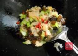 银耳西芹枸杞子的做法图解6