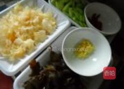 银耳西芹枸杞子的做法图解1