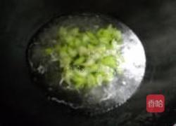 银耳西芹枸杞子的做法图解3