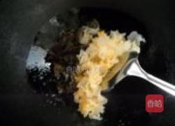银耳西芹枸杞子的做法图解4