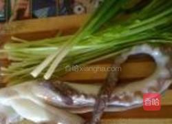 鱿鱼炒芹菜的做法图解1