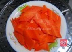 胡萝卜炒腊肉的做法图解1