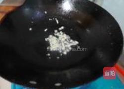 香肠口蘑菠菜面的做法图解3