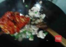 香肠口蘑菠菜面的做法图解4