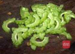 糖醋拌苦瓜的做法图解1