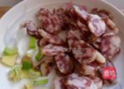 香肠炒大蒜的做法图解3