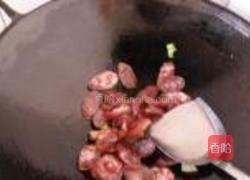香肠炒大蒜的做法图解4