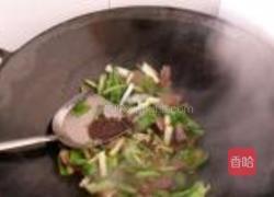 香肠炒大蒜的做法图解7