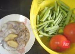 茄汁鱿鱼四季豆的做法图解1