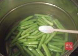 茄汁鱿鱼四季豆的做法图解3