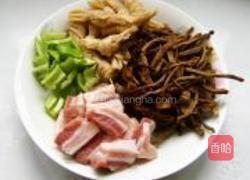 茶树菇烧五花肉的做法图解1