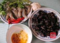 虾仁拌木耳的做法图解1
