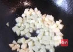 炒多彩丁的做法图解2