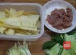 春笋黄瓜炒肉的做法图解3