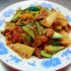 春笋黄瓜炒肉的做法[图]