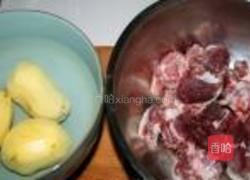 土豆烧排骨的做法图解1
