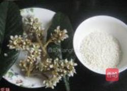 枇杷花糯米粥的做法图解1