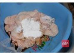 酸菜胡椒炒肥肠的做法图解1