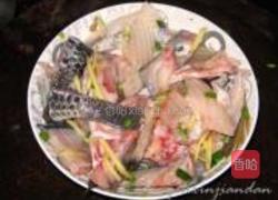 鱼骨莼菜粥的做法图解2