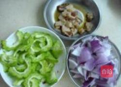 苦瓜洋葱炒五花肉的做法图解1