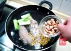 黄豆花生煲猪脚的做法图解5