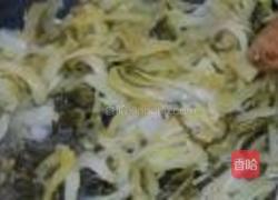 五花肉炒酸菜的做法图解3
