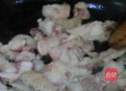 五花肉炒酸菜的做法图解4