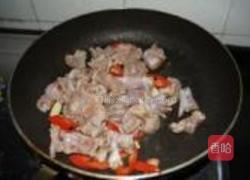 辣辣牛蛙的做法图解3