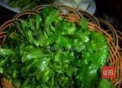 凉拌熏干芹菜叶的做法图解1