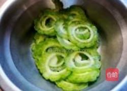 苦瓜圈煎蛋的做法图解2