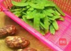 腊肠炒荷兰豆的做法图解1