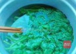 腊肠拌茼蒿的做法图解2