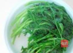腊肠拌茼蒿的做法图解3
