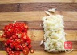 腊肠拌茼蒿的做法图解4