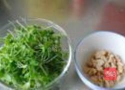 香椿苗拌核桃仁的做法图解2