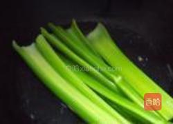 芹菜拌腐竹的做法图解1