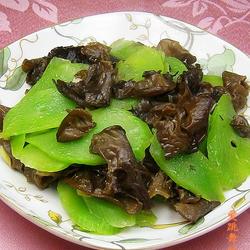 黑木耳炒莴苣片的做法[图]