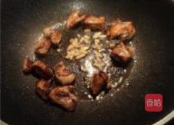 鸡腿肉炒玉米粒的做法图解2