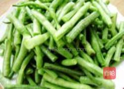 豇豆红辣椒丝的做法图解1