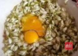 槐花鸡蛋饼的做法图解3