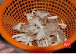 草菇肉片的做法图解1