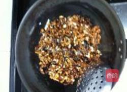 冰糖核桃仁的做法图解2