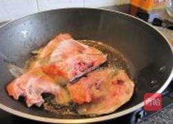 豆腐焖三文鱼头的做法图解2