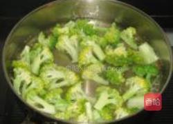 西兰花炒蛏子肉的做法图解2