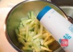 黑椒香干炒笋条的做法图解2