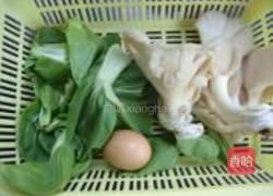 平菇炒蛋的做法图解1