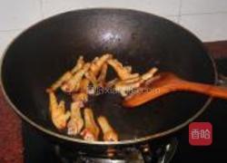 红烧鸡脚煲的做法图解2