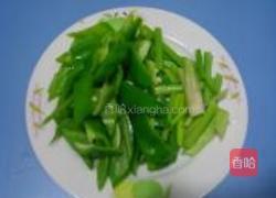 辣椒炒香的做法图解3
